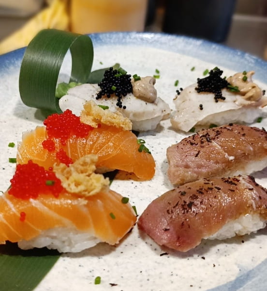 Nigiris de corvina salmón y atún En Uno
